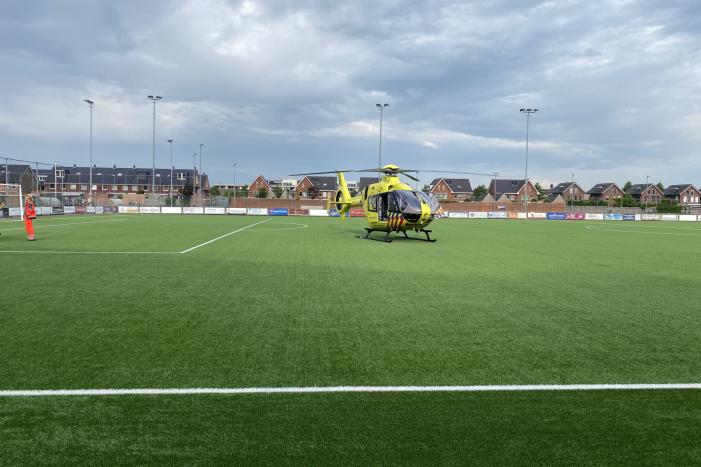 Traumahelikopter landt op sportveld
