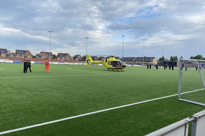 Traumahelikopter landt op sportveld