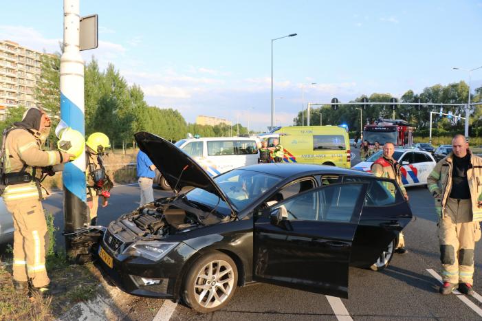 Weg afgesloten door aanrijding met twee auto's