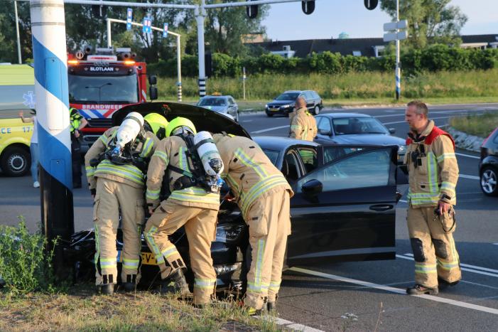 Weg afgesloten door aanrijding met twee auto's