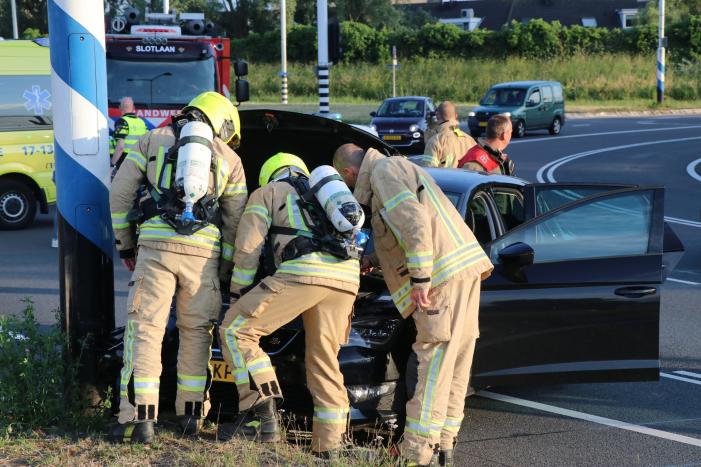 Weg afgesloten door aanrijding met twee auto's