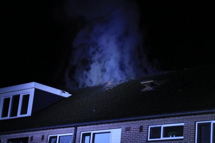 Woningblok ontruimd bij uitslaande brand in dak