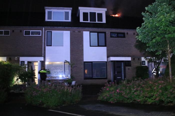Woningblok ontruimd bij uitslaande brand in dak