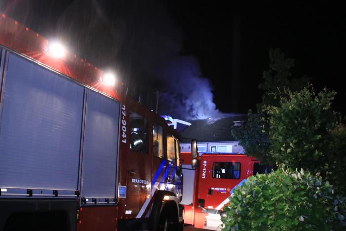 Woningblok ontruimd bij uitslaande brand in dak
