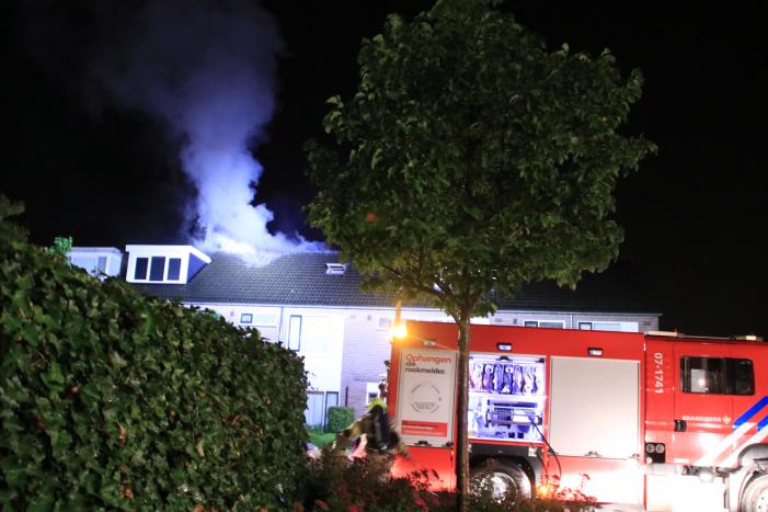 Woningblok ontruimd bij uitslaande brand in dak