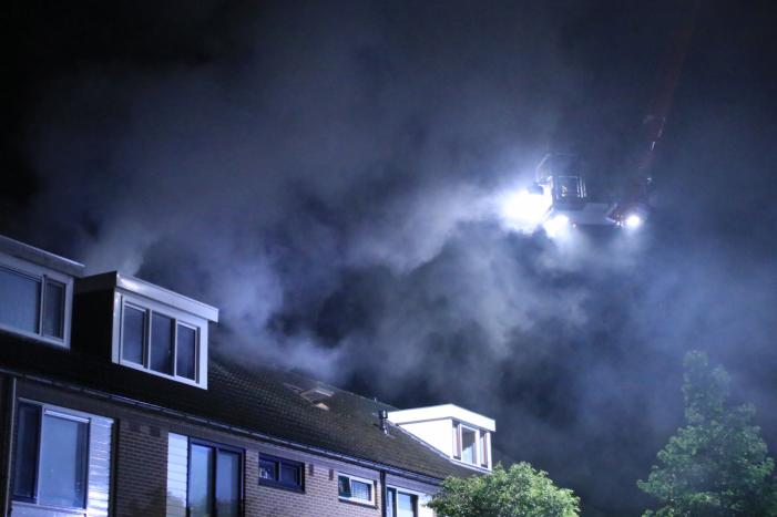 Woningblok ontruimd bij uitslaande brand in dak