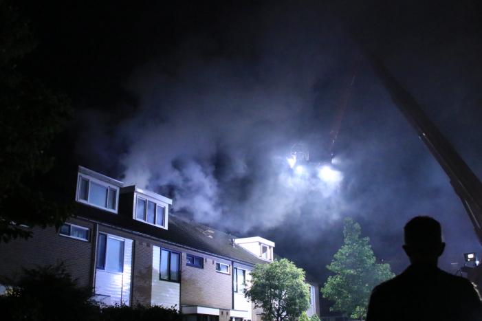 Woningblok ontruimd bij uitslaande brand in dak