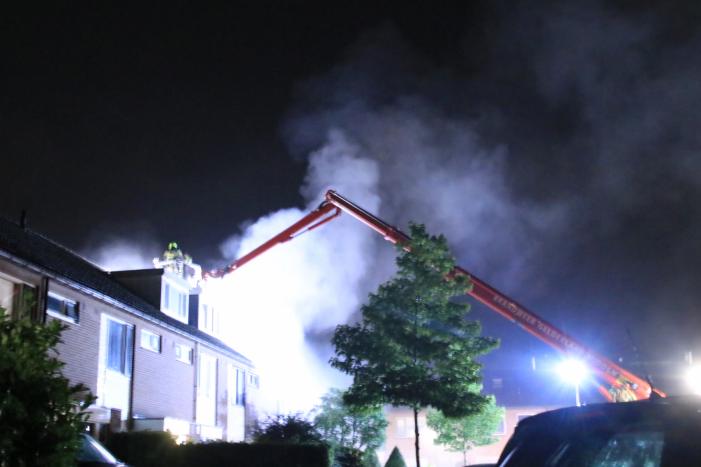 Woningblok ontruimd bij uitslaande brand in dak