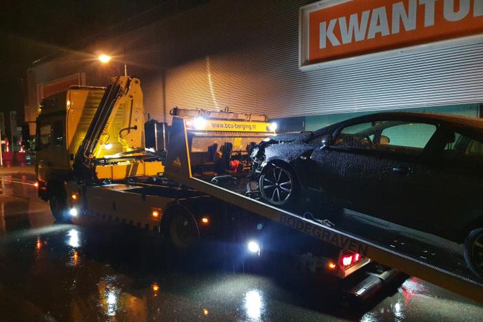 Automeeting eindigt tegen paal