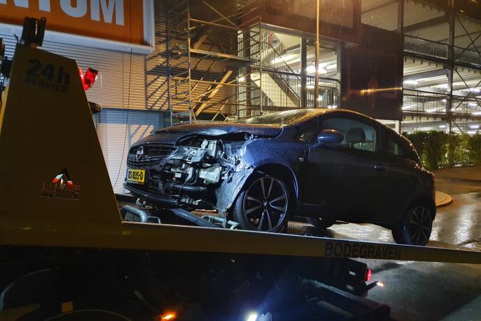 Automeeting eindigt tegen paal