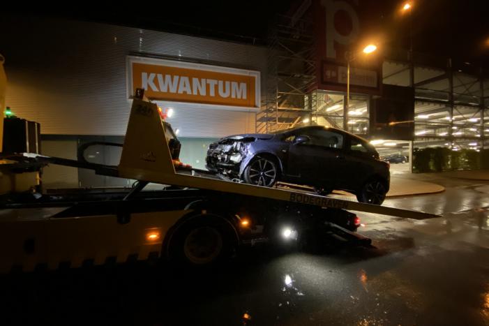 Automeeting eindigt tegen paal