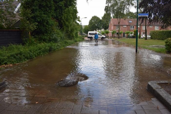 Straten en tuinen onder water door gesprongen leiding