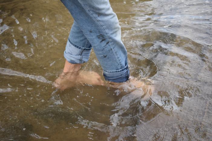 Straten en tuinen onder water door gesprongen leiding