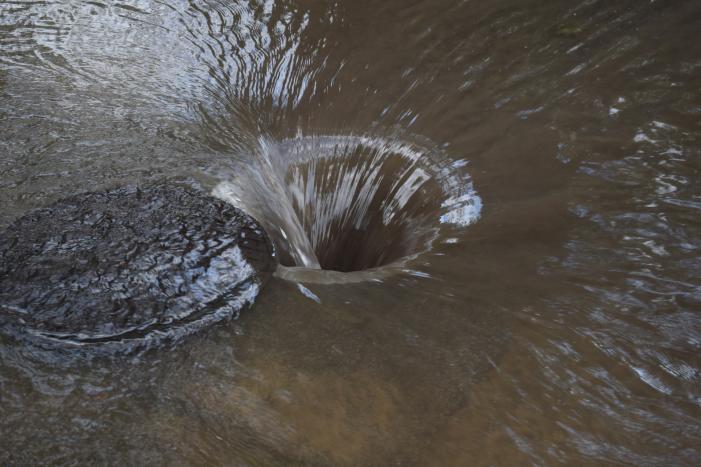 Straten en tuinen onder water door gesprongen leiding