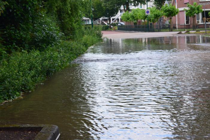 Straten en tuinen onder water door gesprongen leiding