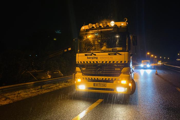 Auto belandt aan andere kant van vangrail