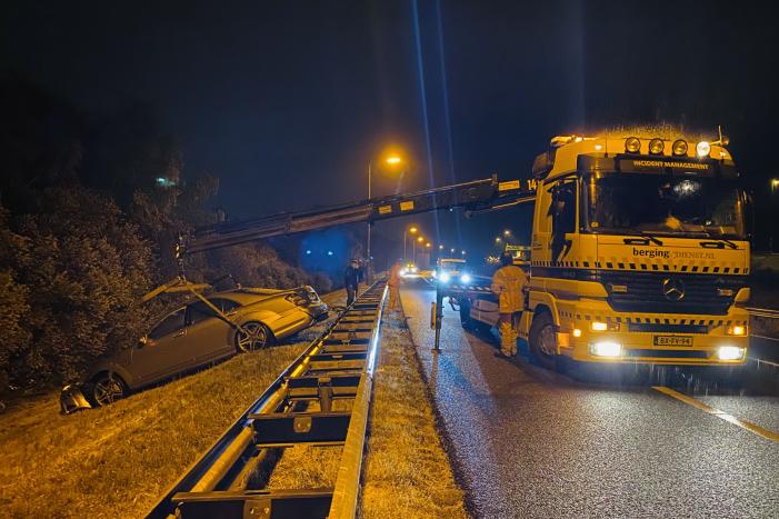 Auto belandt aan andere kant van vangrail