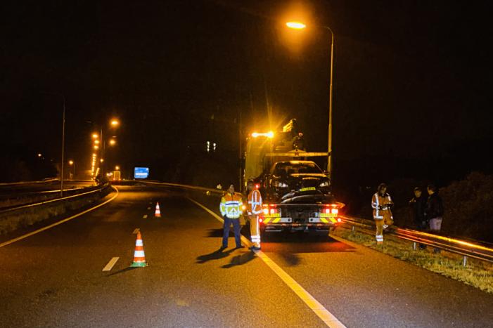 Auto belandt aan andere kant van vangrail