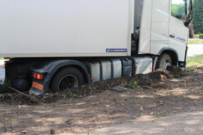 Vrachtwagenchauffeur rijdt zichzelf vast in de berm