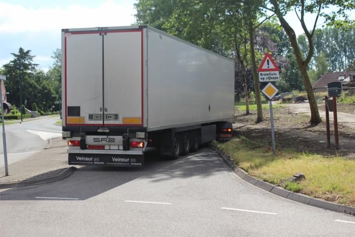 Vrachtwagenchauffeur rijdt zichzelf vast in de berm