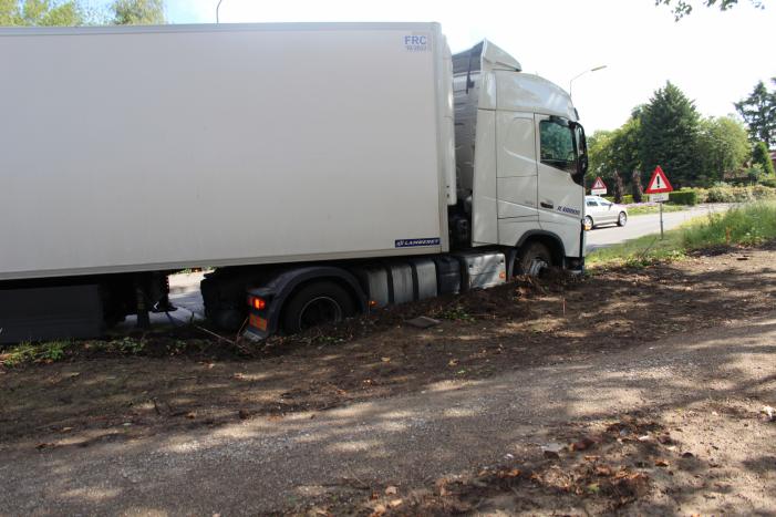 Vrachtwagenchauffeur rijdt zichzelf vast in de berm