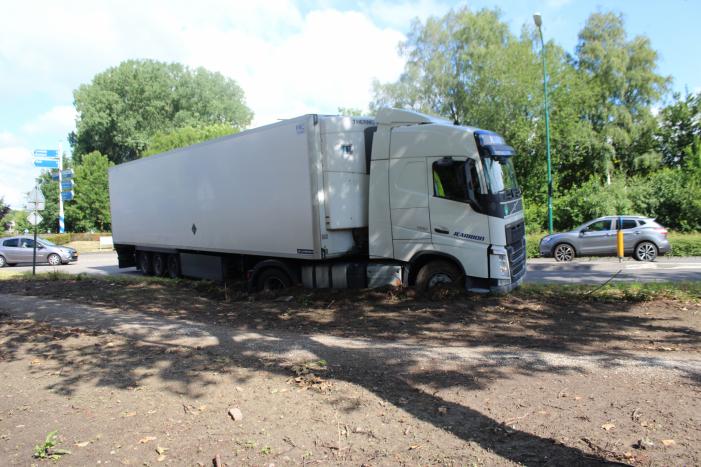 Vrachtwagenchauffeur rijdt zichzelf vast in de berm