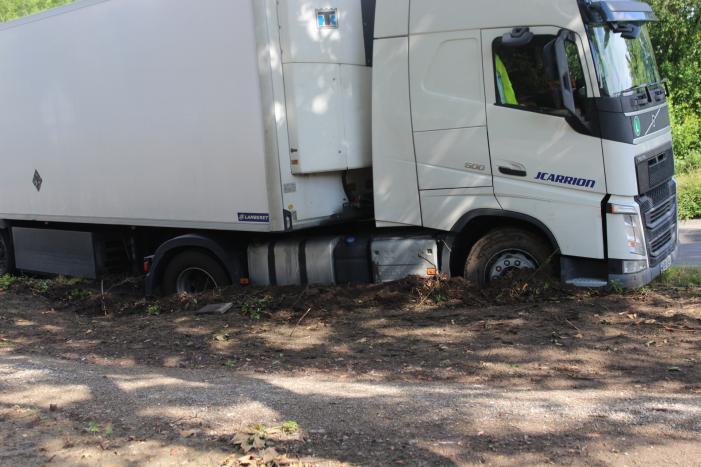 Vrachtwagenchauffeur rijdt zichzelf vast in de berm