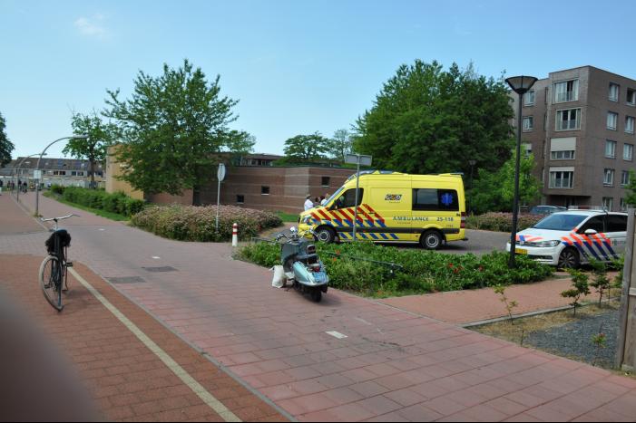 Fietsster aangereden door scooter