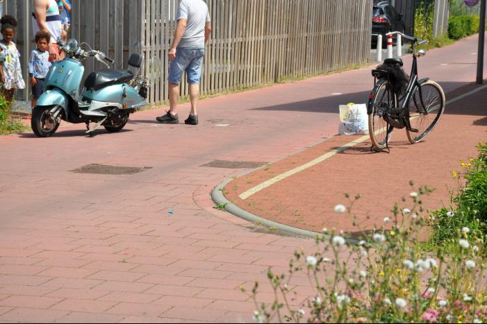 Fietsster aangereden door scooter