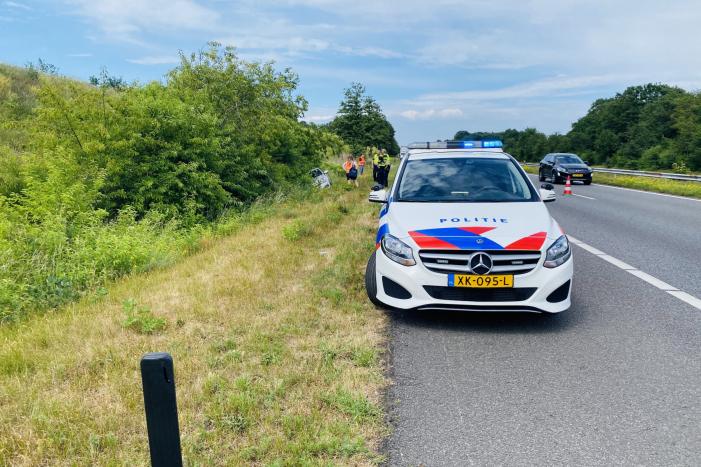 Auto raakt van de weg