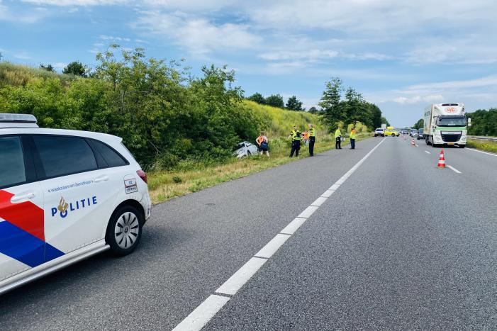Auto raakt van de weg