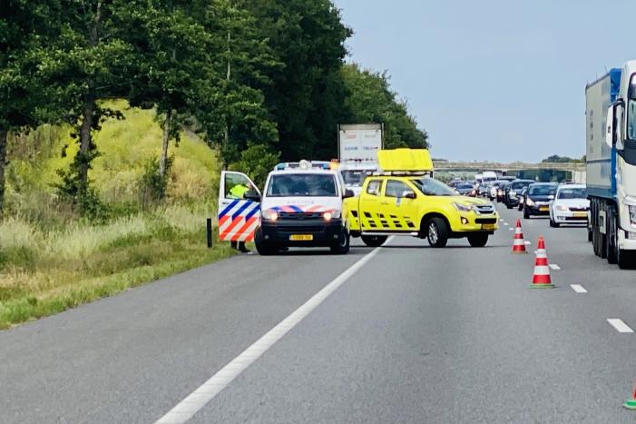 Auto raakt van de weg