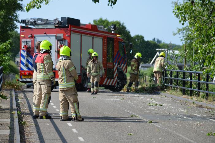 Gevaarlijke loshangende tak verwijderd door brandweer