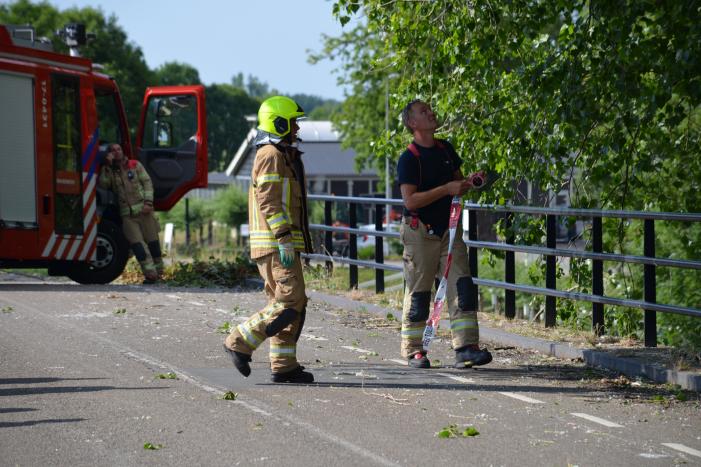 Gevaarlijke loshangende tak verwijderd door brandweer