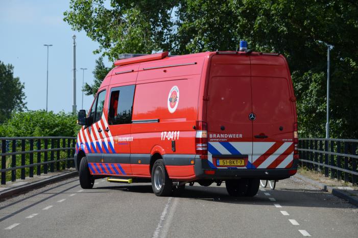 Gevaarlijke loshangende tak verwijderd door brandweer