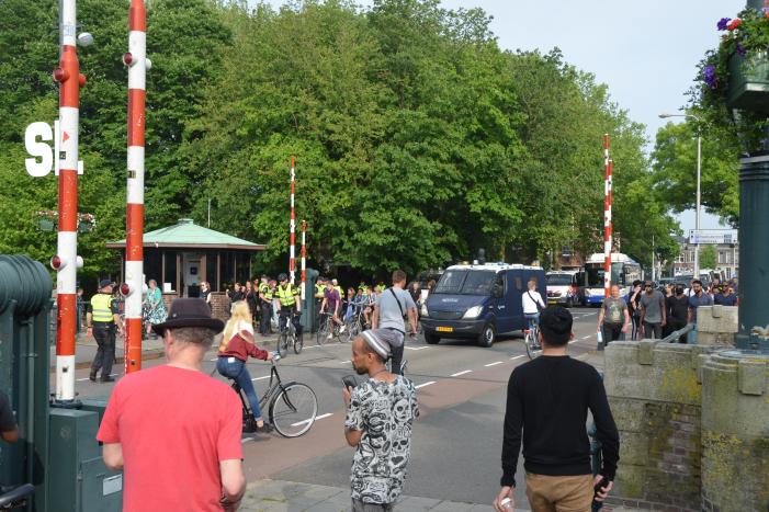 Ingangen afgesloten en aanhouding bij demonstratie Black Lives Matters op De Bult