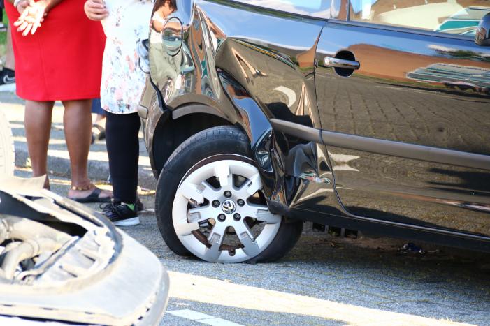 Auto op zijn kop na aanrijding met geparkeerde auto
