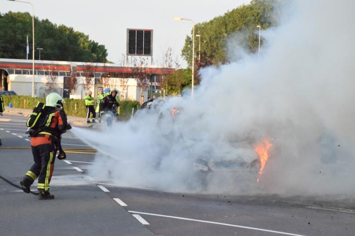 Auto brandt volledig uit op parkeerplaats langs snelweg