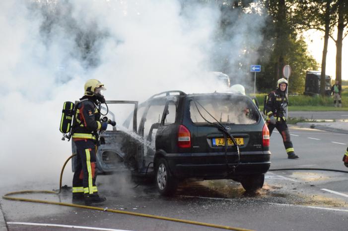 Auto brandt volledig uit op parkeerplaats langs snelweg