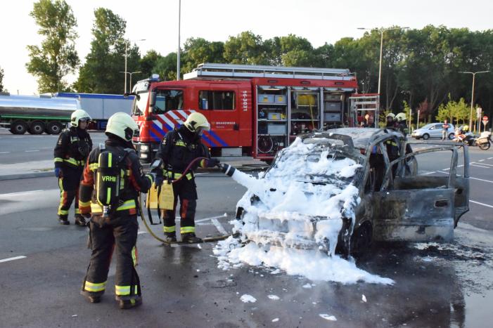 Auto brandt volledig uit op parkeerplaats langs snelweg