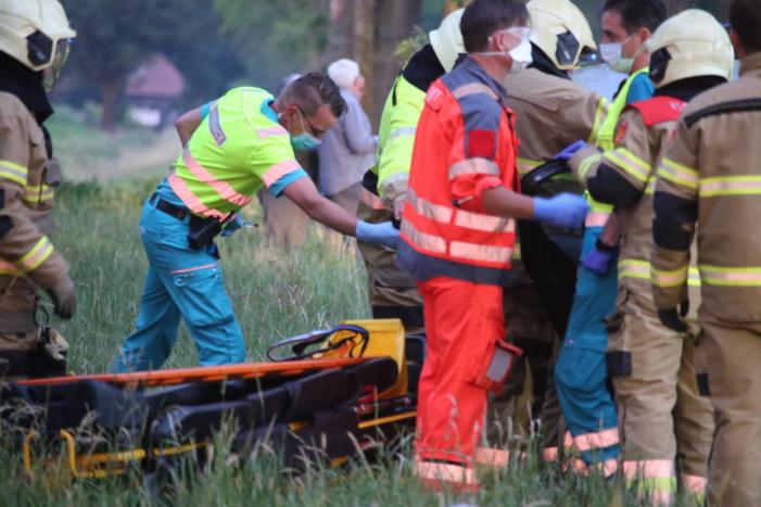 Bestuurder bekneld bij botsing tegen boom