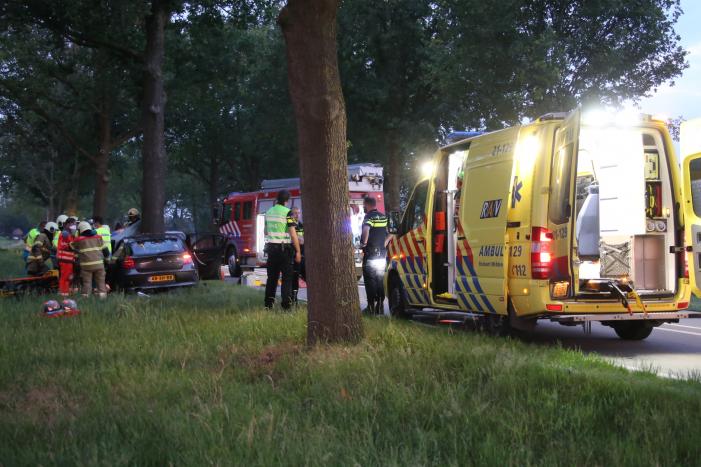 Bestuurder bekneld bij botsing tegen boom