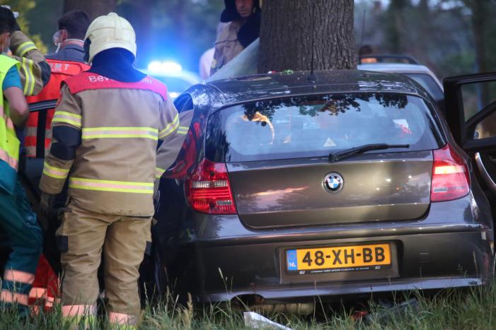 Bestuurder bekneld bij botsing tegen boom