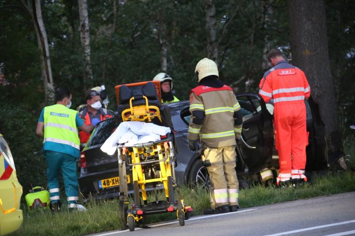 Bestuurder bekneld bij botsing tegen boom