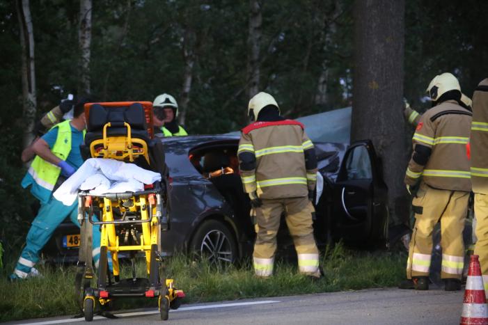Bestuurder bekneld bij botsing tegen boom
