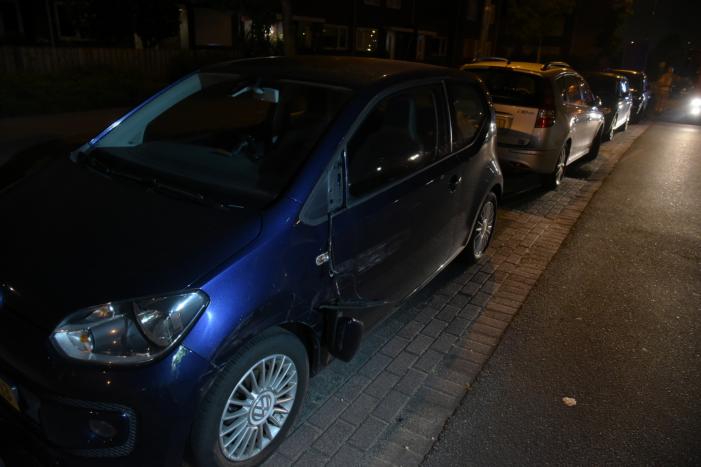 Vrouw verliest macht over het stuur en botst op meerdere geparkeerde auto's