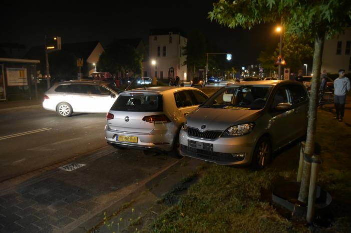 Vrouw verliest macht over het stuur en botst op meerdere geparkeerde auto's
