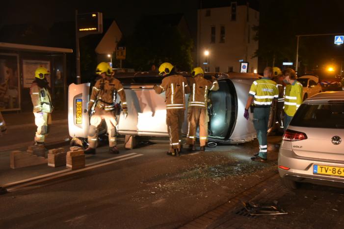 Vrouw verliest macht over het stuur en botst op meerdere geparkeerde auto's