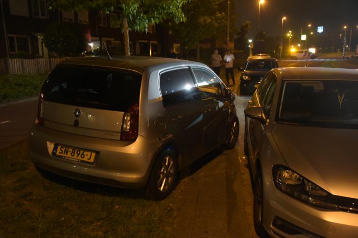 Vrouw verliest macht over het stuur en botst op meerdere geparkeerde auto's