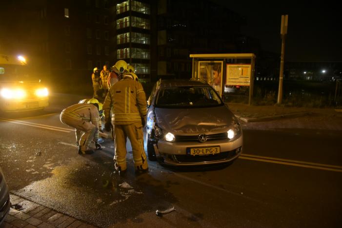 Vrouw verliest macht over het stuur en botst op meerdere geparkeerde auto's